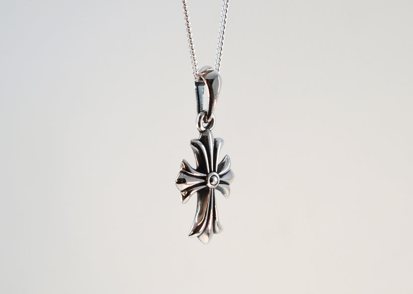 Gothic Oorbellen Met Een Zilverkleurig Crucifix main image 0